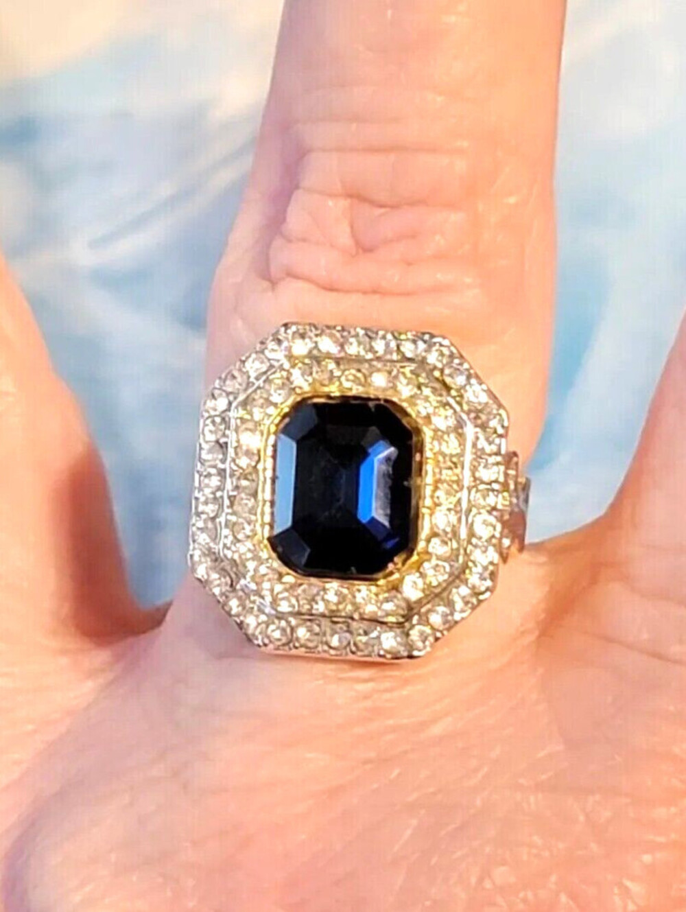 Blue Rhinestone Ring Size 7 Victorian Style Glass Fashion Ring   r-59